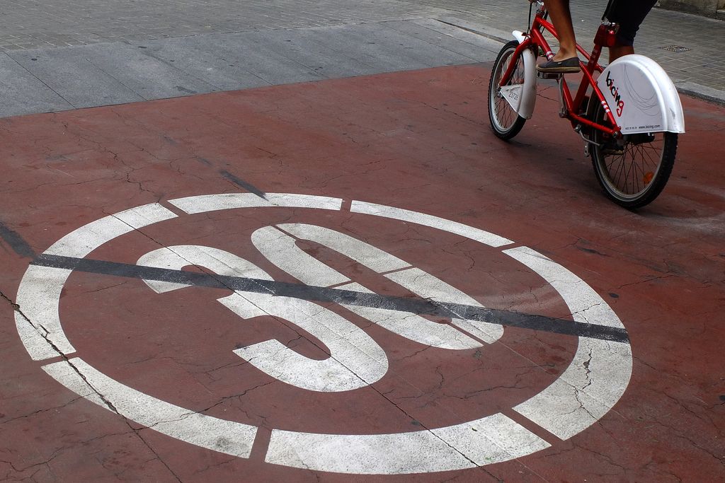 Senyal de velocitat màxima 30 km/h al carrer de Méndez Núñez