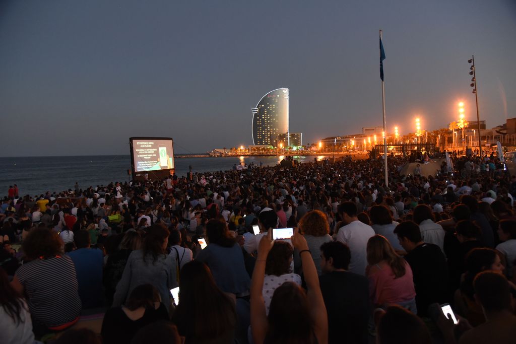 Cinema a la platja de Sant Sebastià a l'estiu