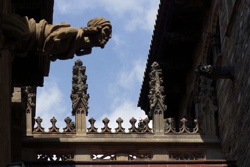 Pont del carrer del Bisbe. Detall de la decoració de la coberta