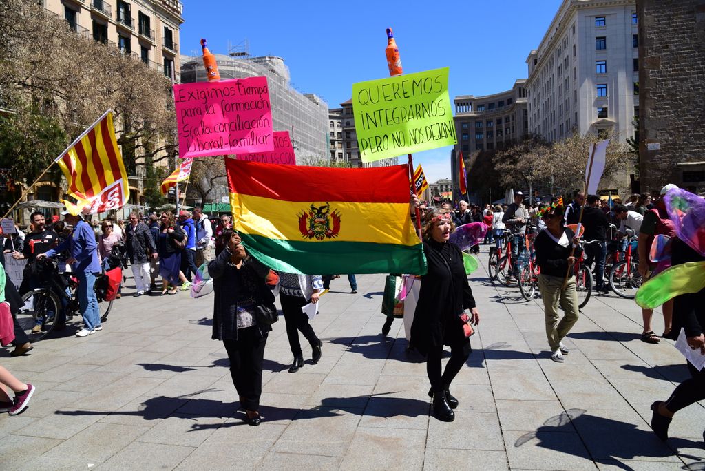 Dia Internacional dels Treballadors. Manifestació. Participants amb la bandera de Bolívia