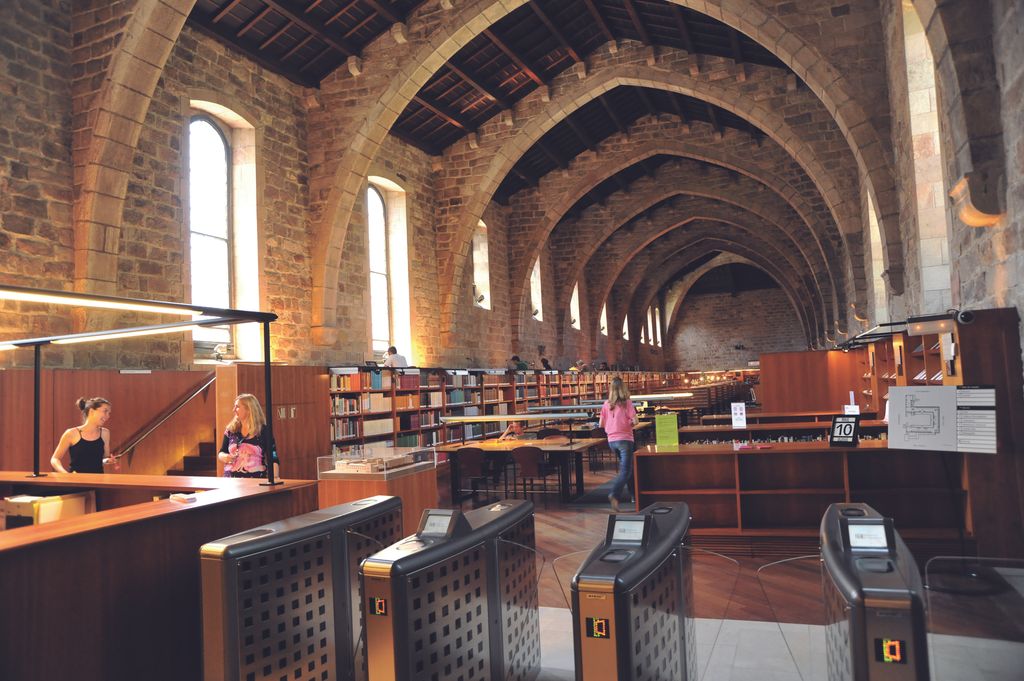 Biblioteca de Catalunya. Taulells i accessos a la sala de lectura