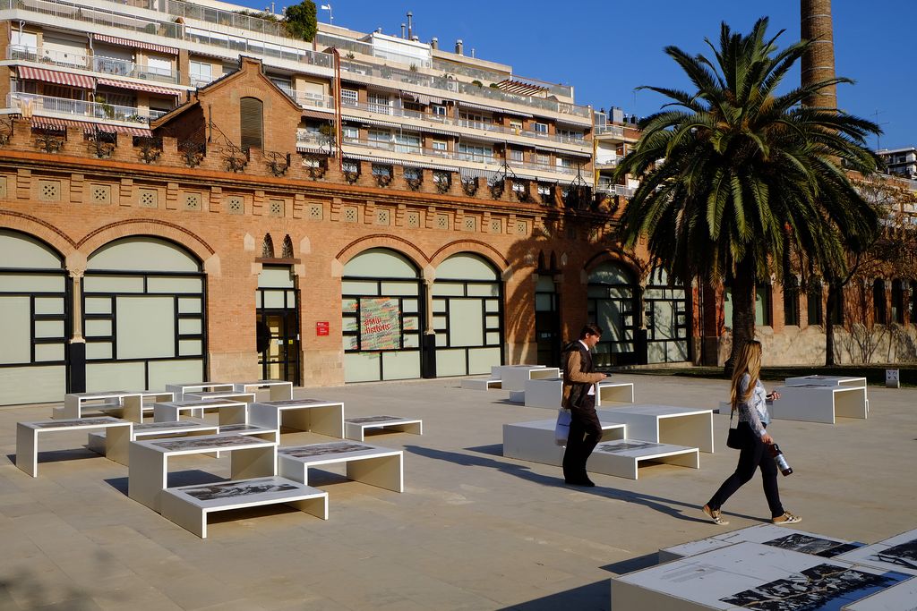 Recinte de la Maternitat. Zona amb uns bancs expositors