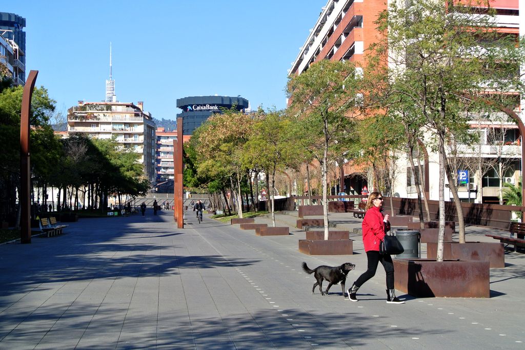 Gran via de Carles III. Zona de vianants