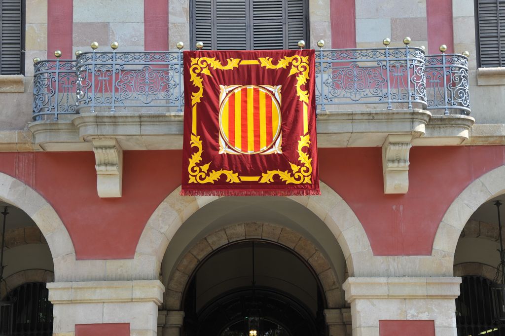 Diada Nacional de Catalunya 2012. Penó amb l'escut de Catalunya penjat del balcó del Parlament