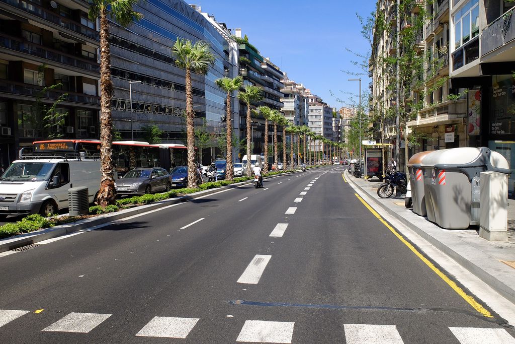 Ronda del General Mitre. Carril bus i contenidors