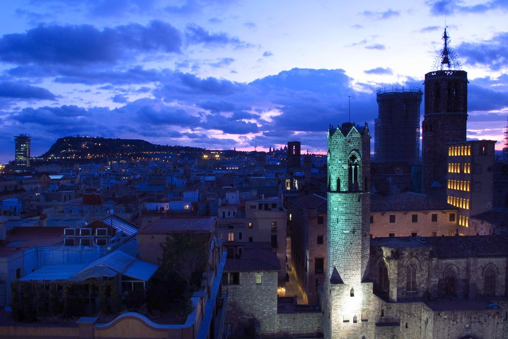 Vista parcial de Ciutat Vella a la nit amb la muralles gòtica, la plaça del Rei i el campanar de la Catedral de Barcelona