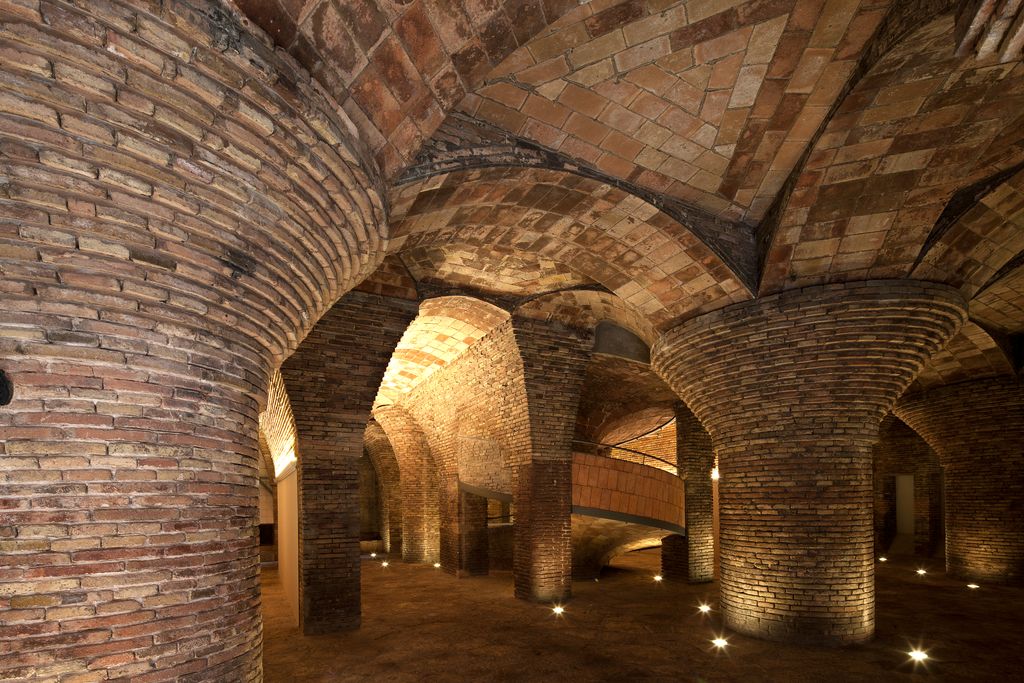 Palau Güell. Columnes fungiformes fetes de maó del soterrani