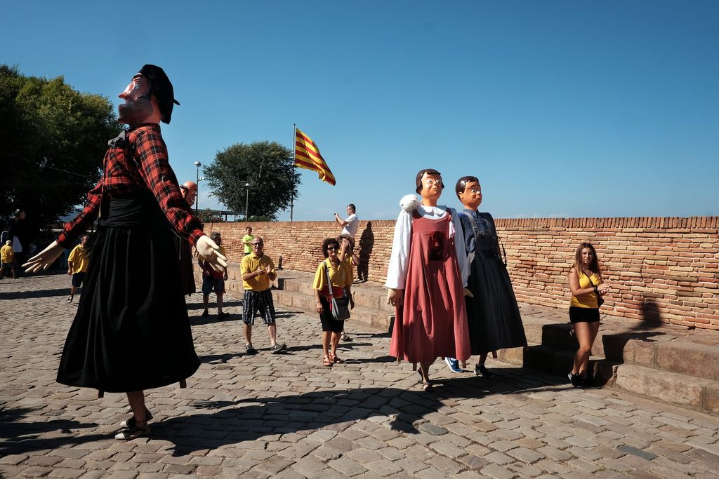 Danses tradicionals al Castell de Montjuïc. Gegantons