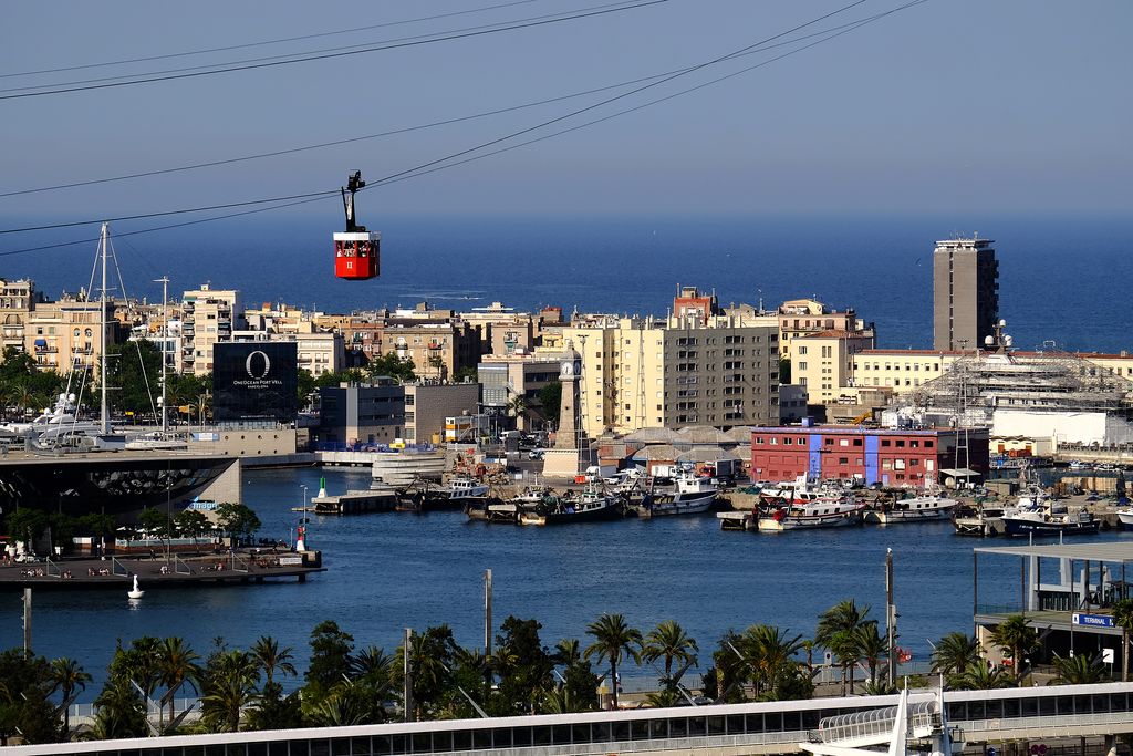 Vistes del telefèric i del port de Barcelona des del Mirador del Poble-sec. Cabina suspesa dels cables