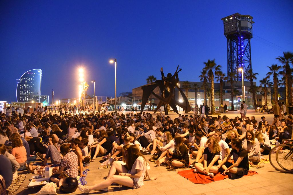 Cinema a la platja de Sant Sebastià a l'estiu