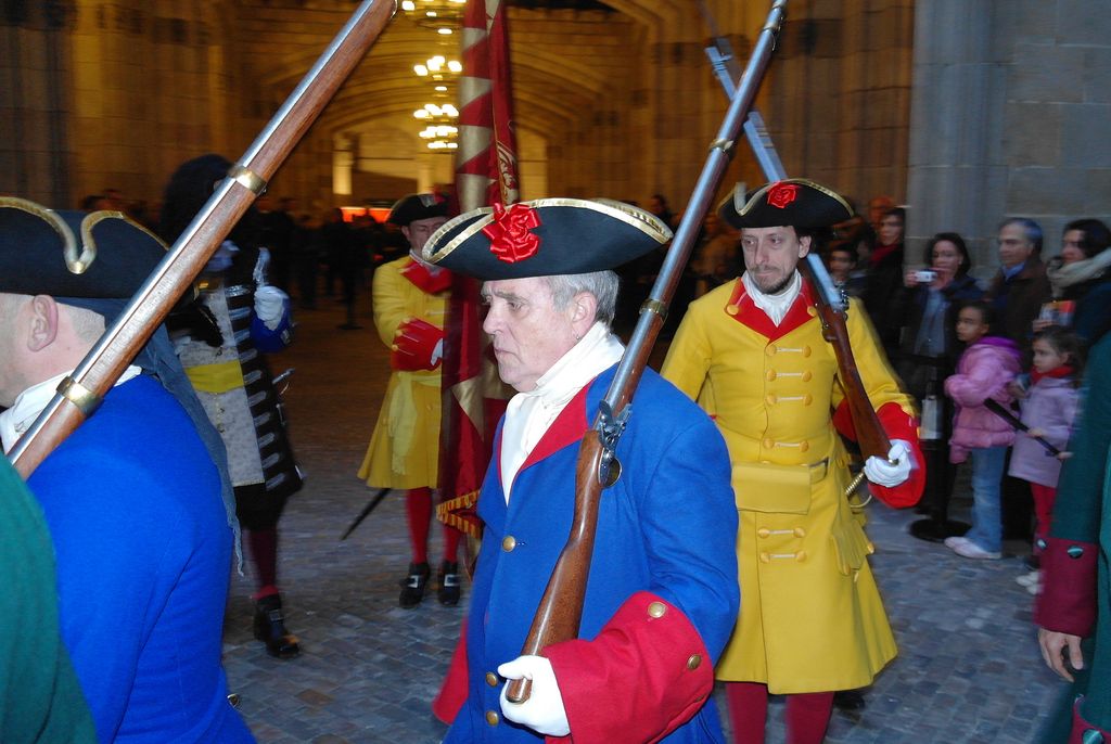 Santa Eulàlia 2013. La Coronela desfilant al pati de l'Ajuntament