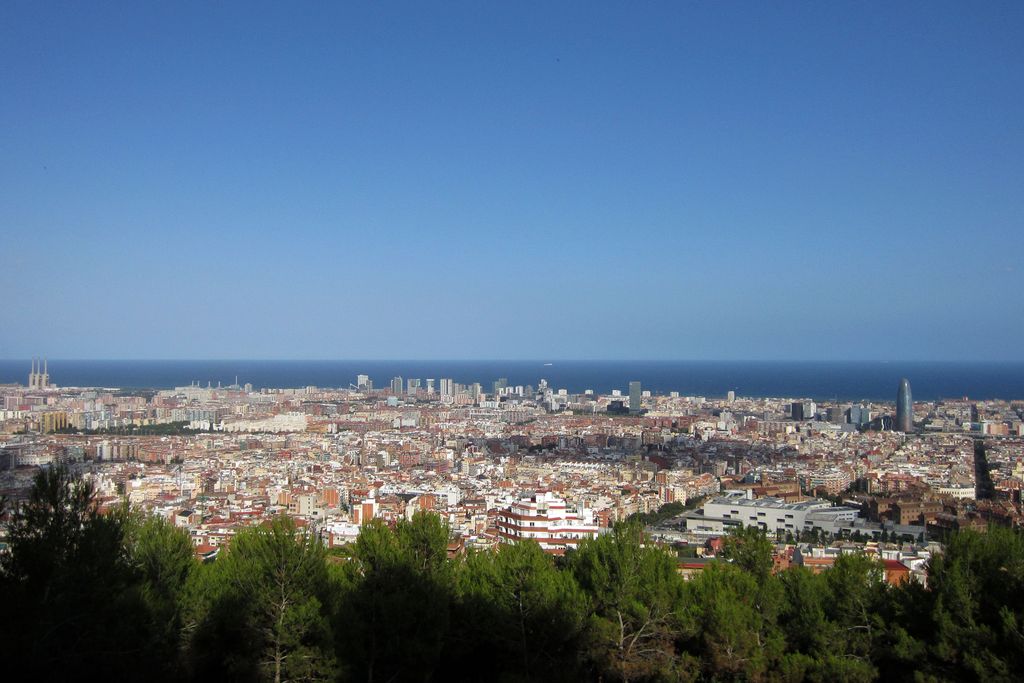 Vista panoràmica del litoral de Barcelona des de la platja de la Nova Icària a la central tèrmica