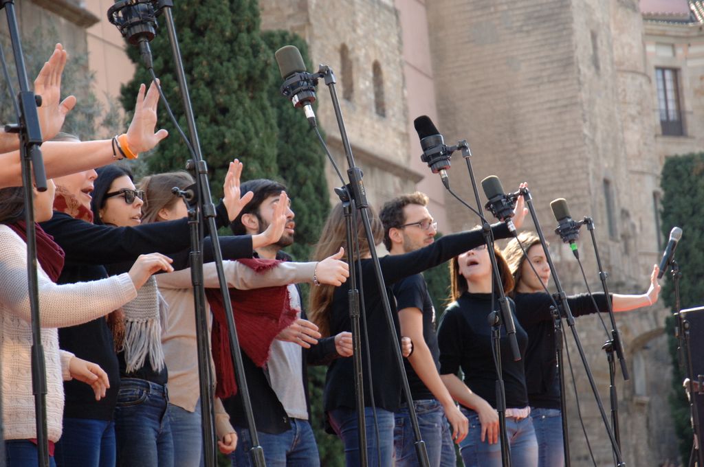 Caminada solidària de Sant Joan de Déu. Persones cantant a l'escenari