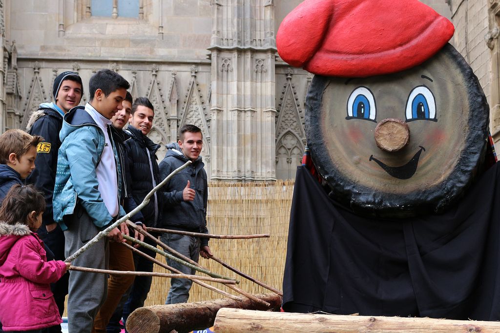 Nens fent cagar el tió gegant de la Fira de Santa Llúcia