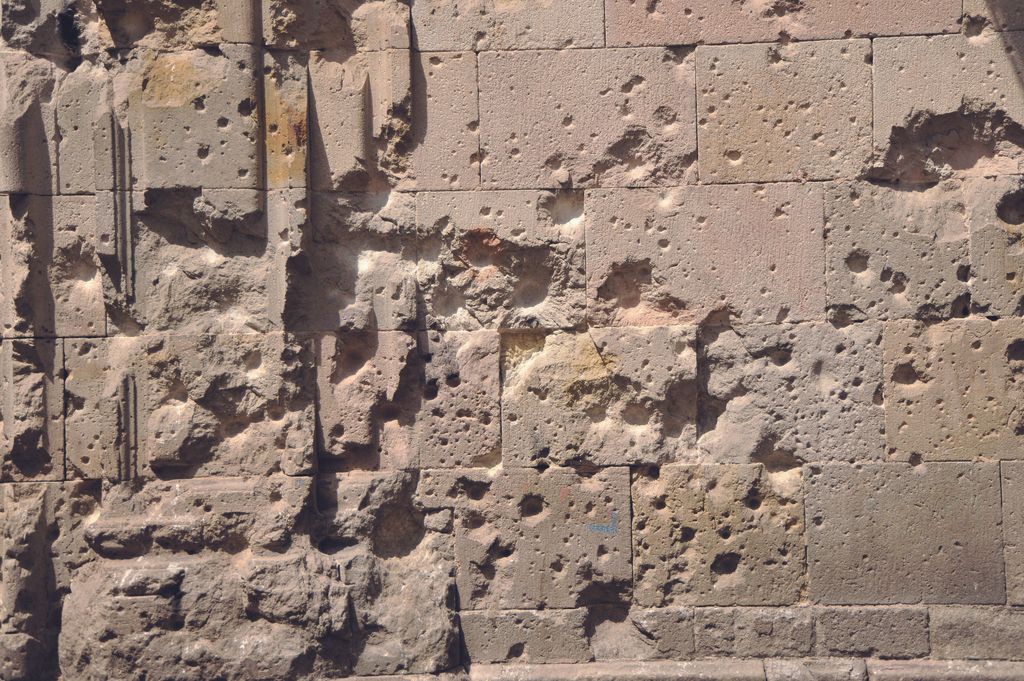 Façana de Sant Felip Neri. Detall dels danys de metralla produïts per una bomba durant la Guerra Civil