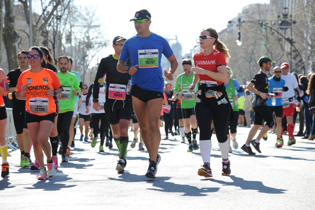 Marató de Barcelona 2015. Corredors pel passeig de Gràcia