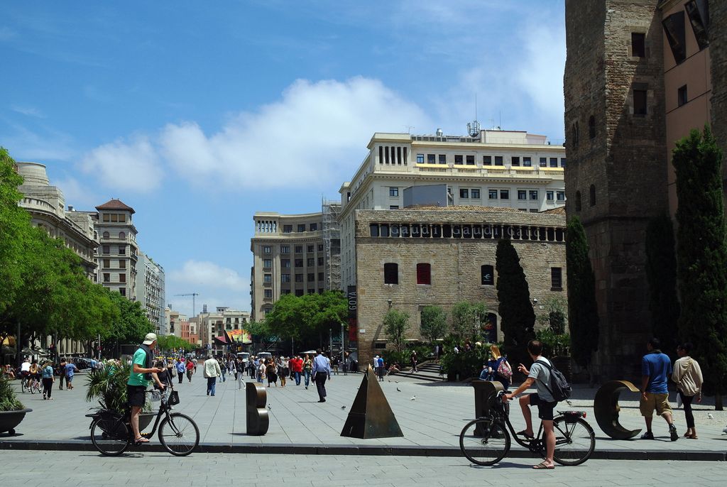 Avinguda de la Catedral de Barcelona amb l'escultura Barcino