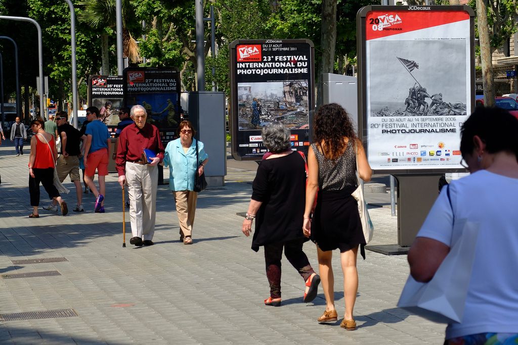 Avinguda Diagonal. Persones passejant per les voreres