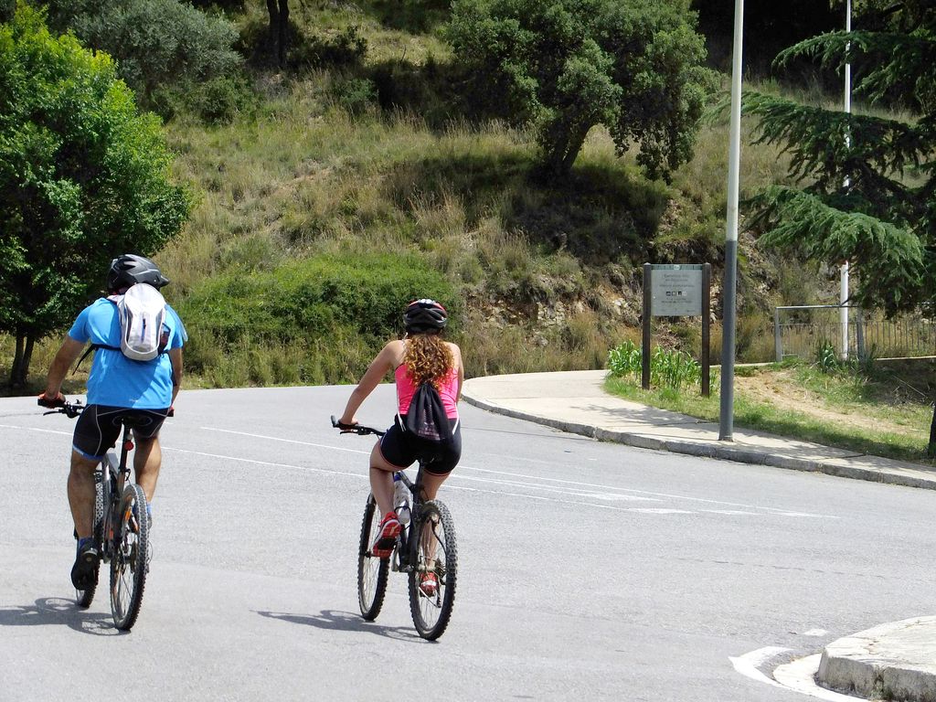 Ciclista per la carretera Alta de les Roquetes