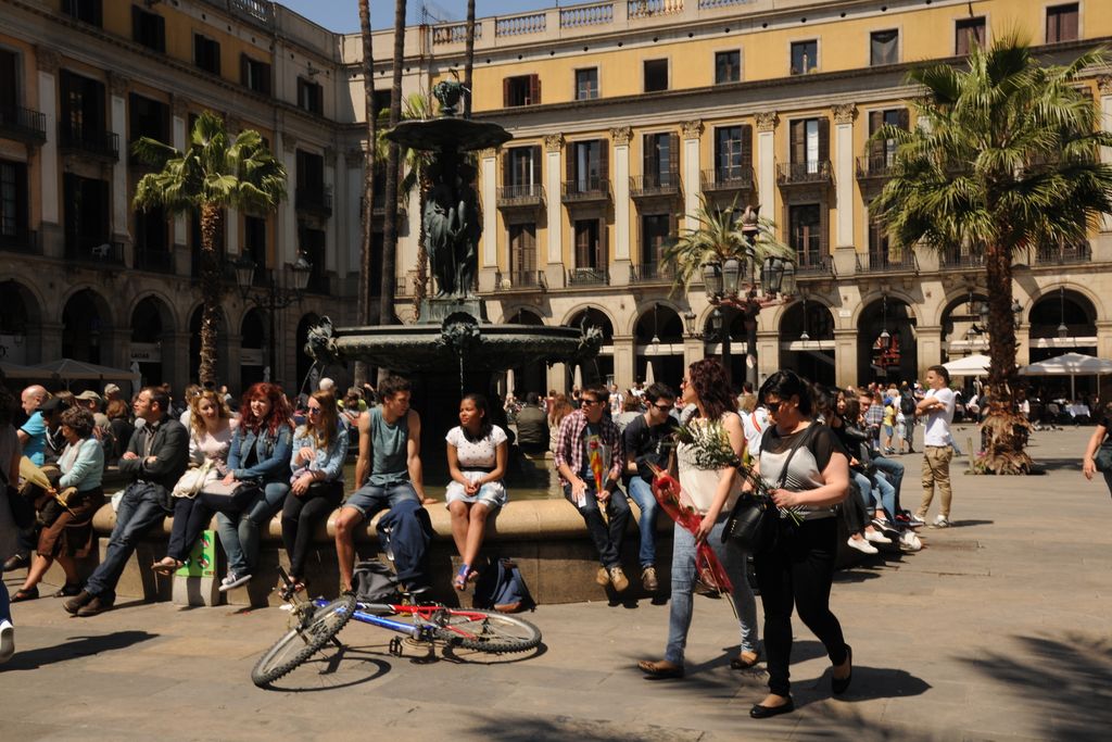Diada de Sant Jordi. Visitants a la plaça Reial