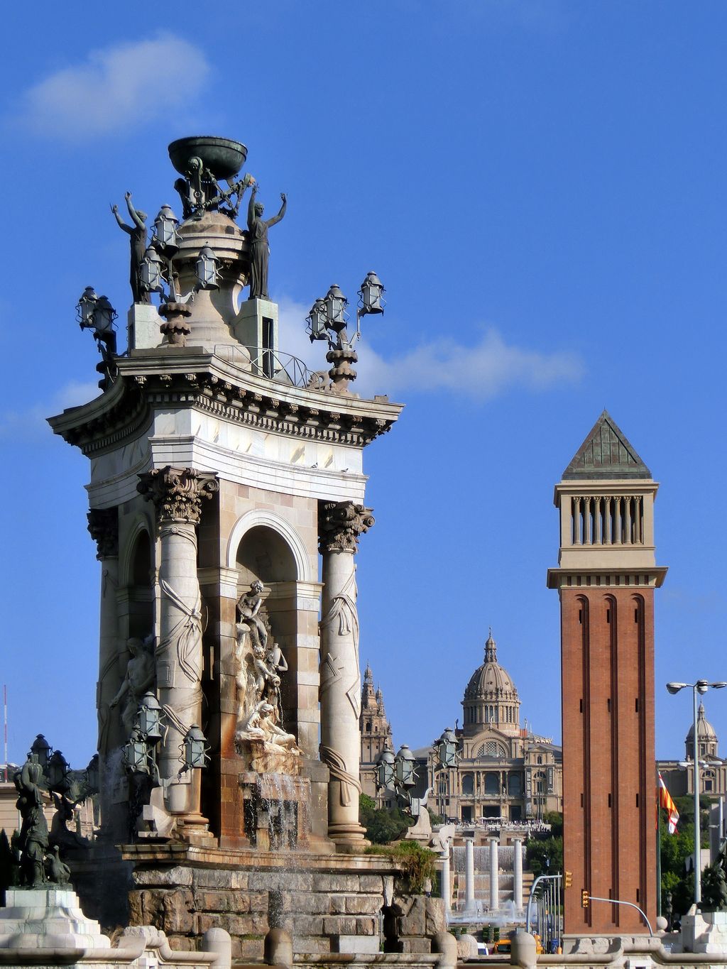 Plaça d'Espanya amb la Font dels Tres Mars,  una de les Torres Venecianes i, al fons, les Quatre Columnes i el Museu Nacional d'Art de Catalunya (MNAC)