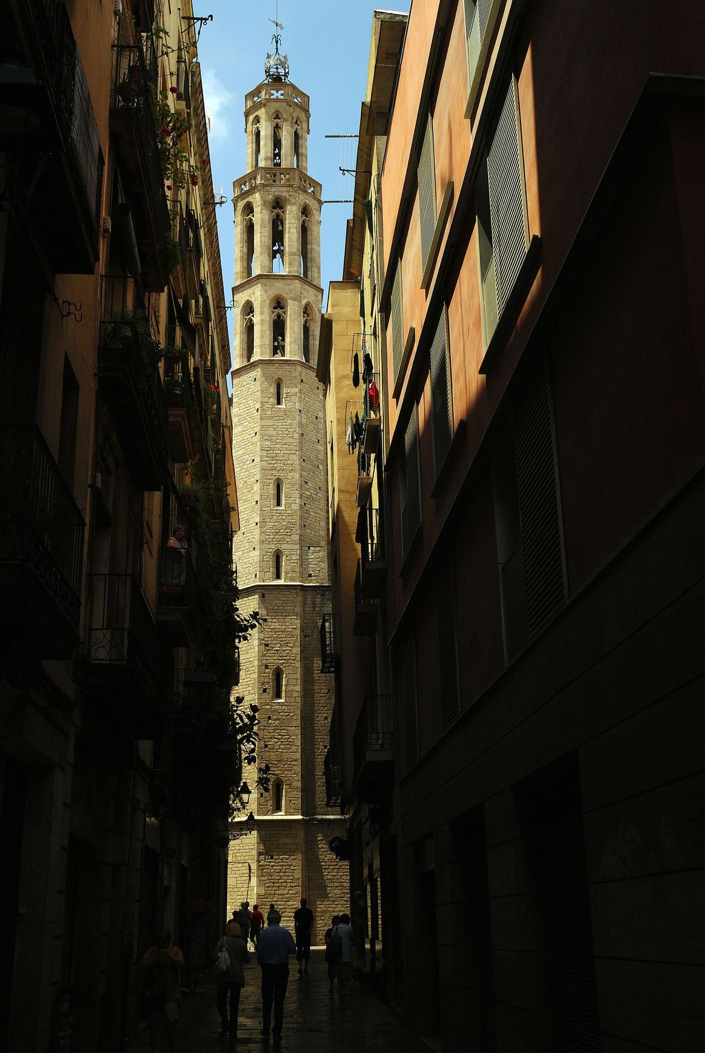 Església de Santa Maria del Mar. Torre del campanar des d'un carrer