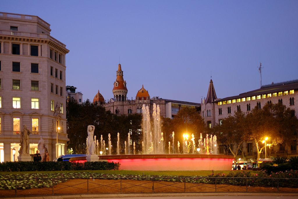 Plaça de Catalunya a la nit amb la font il·luminada