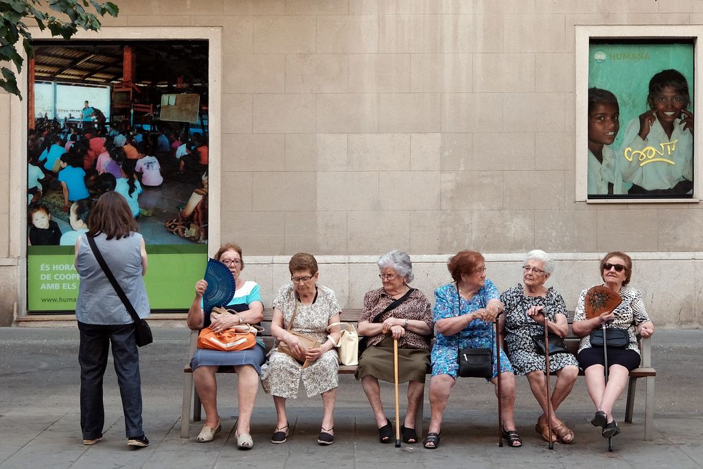 Mujeres mayores sentadas en un banco del barrio de Sants