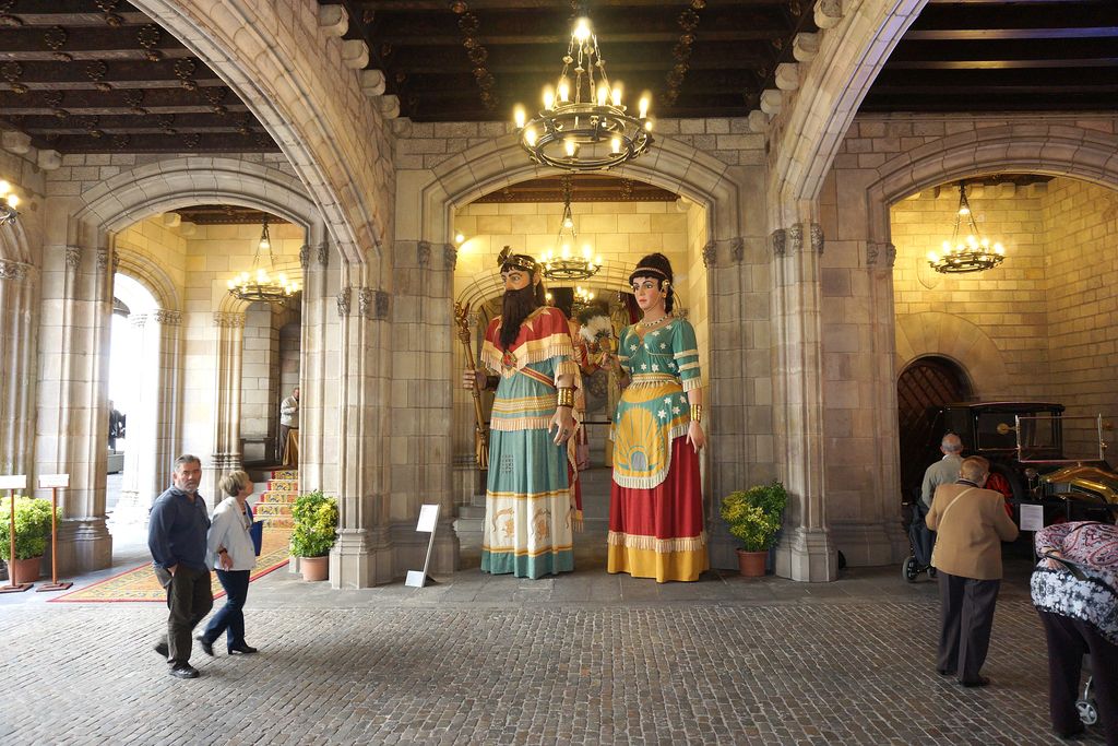 Corpus. Portes obertes a l'Ajuntament per veure el seguici popular. Gegants de església de Santa Maria del Mar