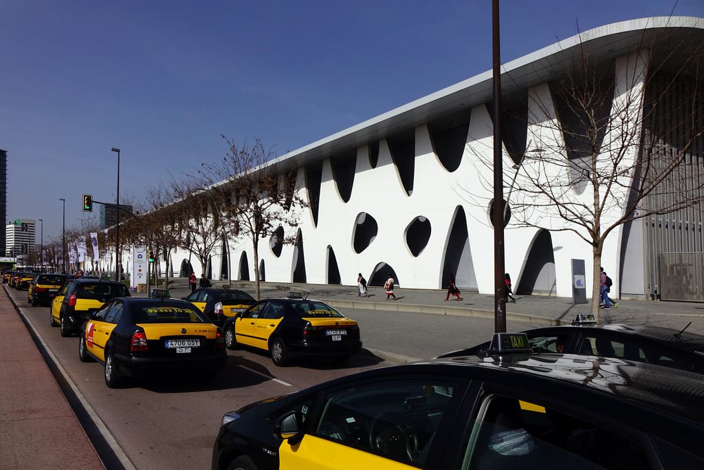 Mobile World Congress, 2016. Taxis esperant fora de l'edifici firal