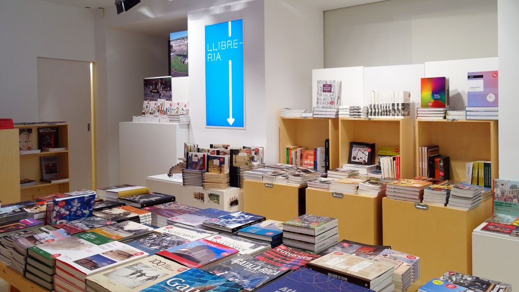 Sala Ciutat, espai d'inspiració de Barcelona. Prestatges i expositors de llibres