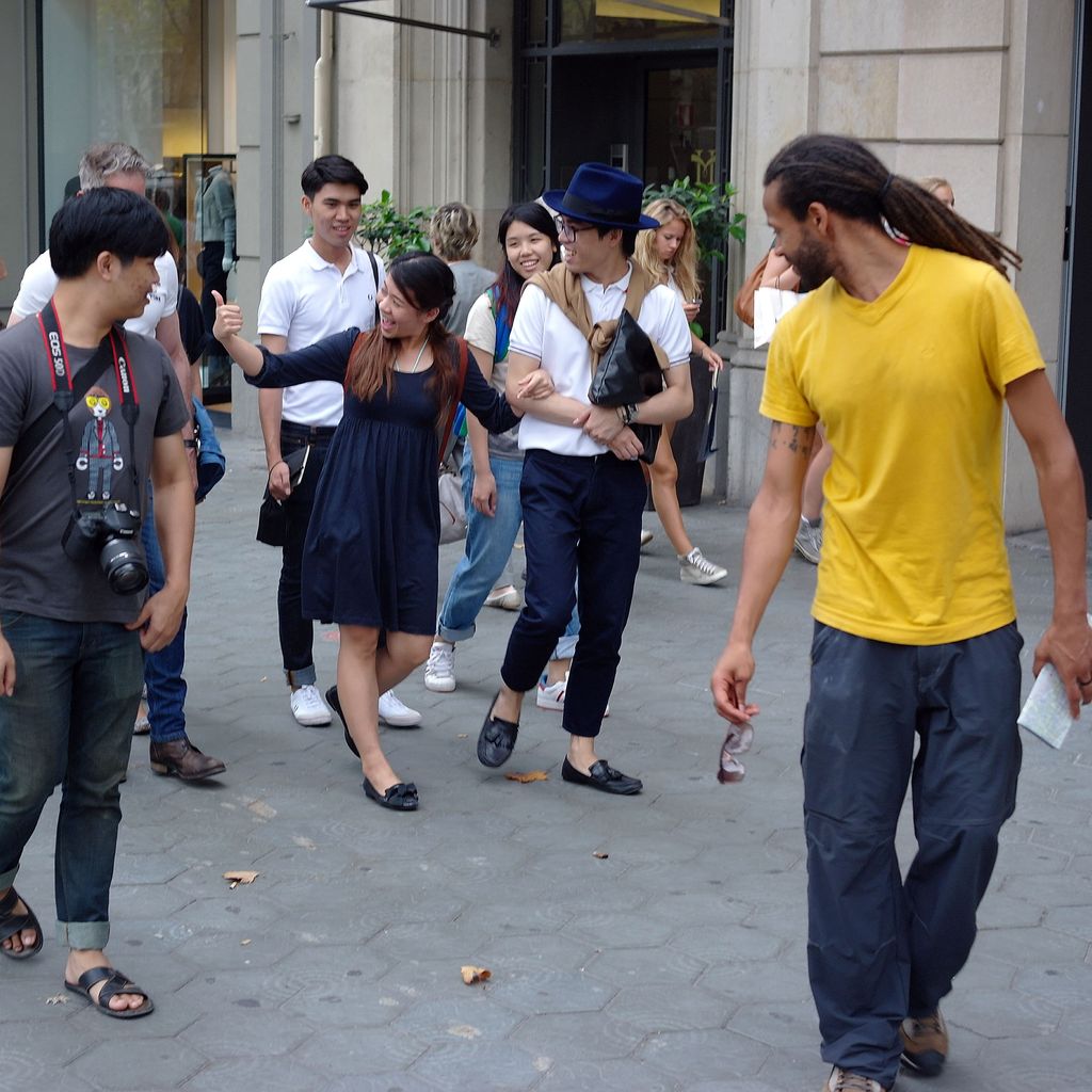 Grup de turistes asiàtics passejant per l'Eixample