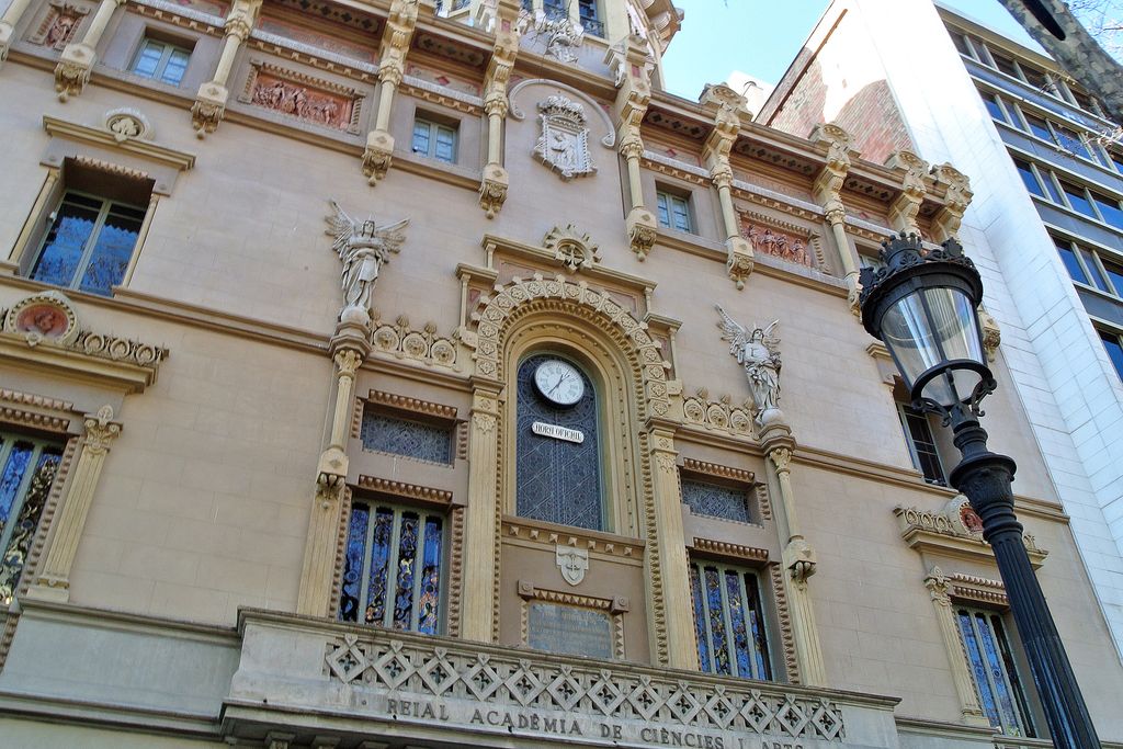 Teatre Poliorama. Balcó on es llegeix el rètol "Reial Acadèmia de Ciències i Arts"