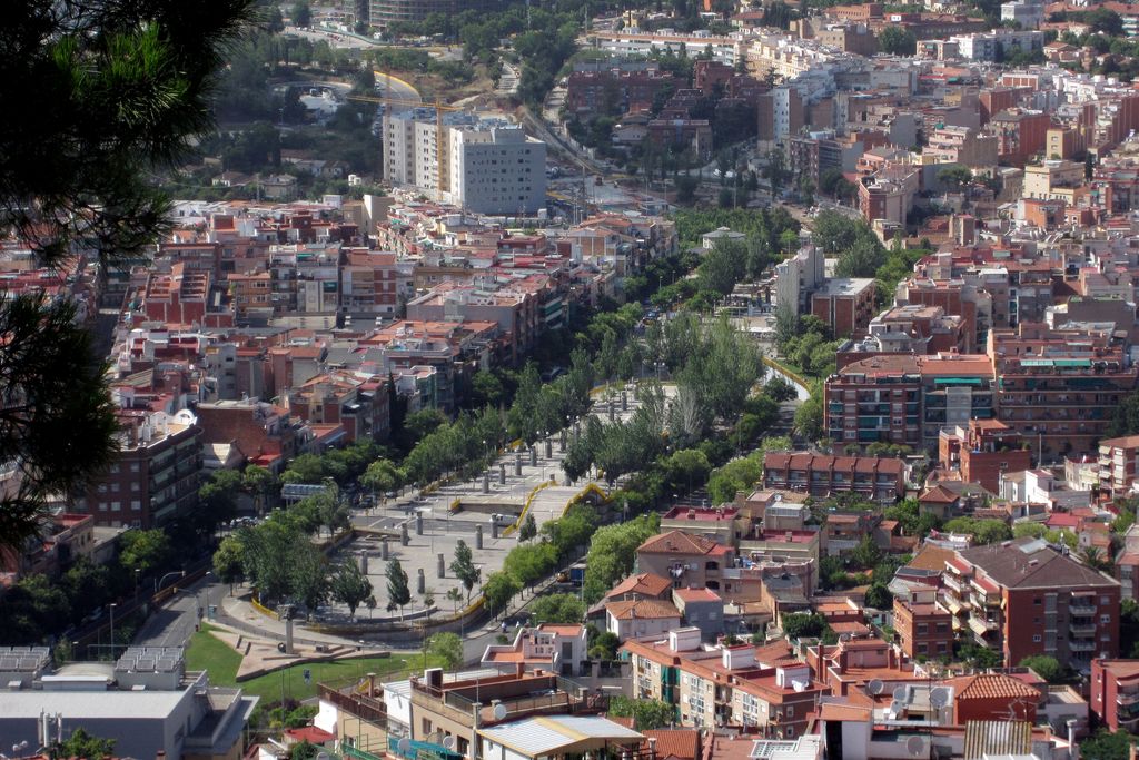 Vista parcial de Barcelona del barri del Carmel amb la rambla del Carmel, el túnel de la Rovira i el Monument a les Brigades Internacionals