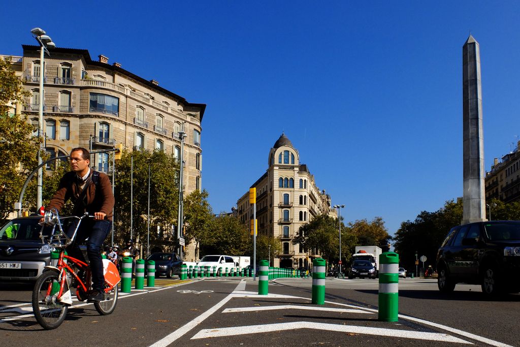 Carril bici a la plaça del Cinc d'Oros