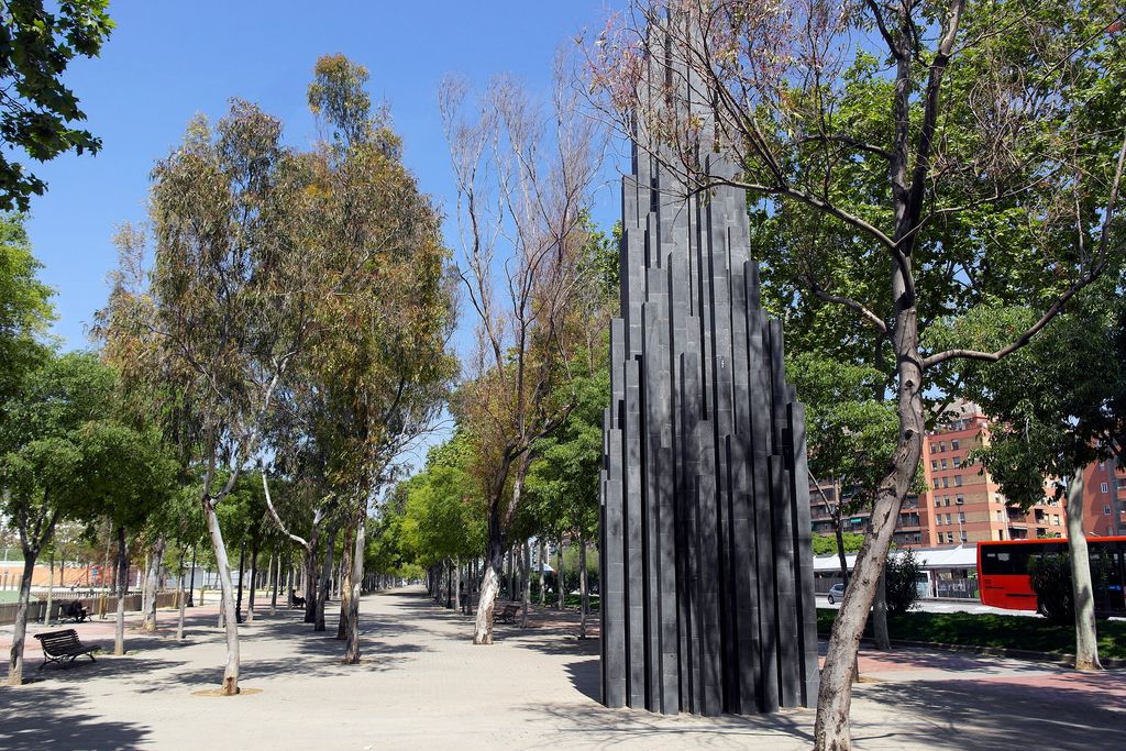 Parc de Can Dragó. Escultura Tall Irregular Progressió en homenatge a les víctimes de l'atac terrorista a Hipercor