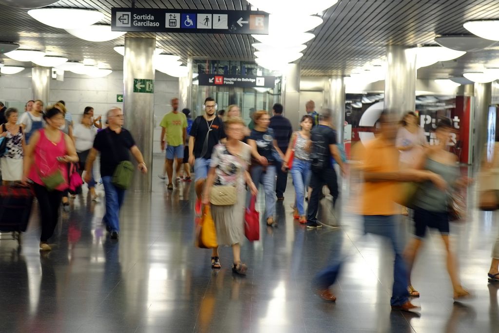 Estació de metro La Sagrera. Viatgers caminant pel vestíbul