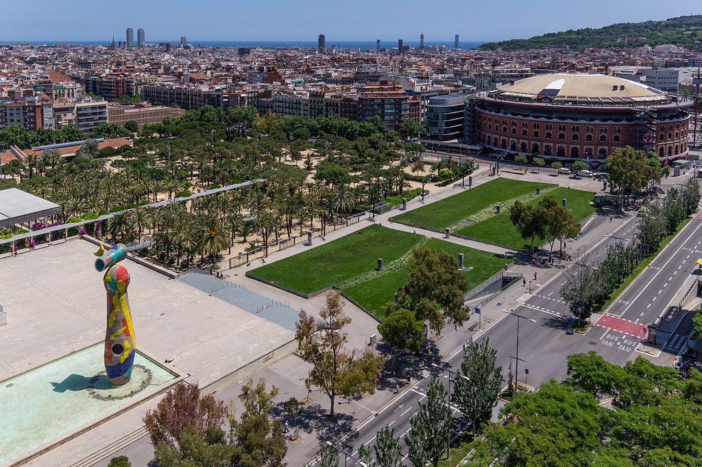 Vista aèria del parc de Joan Miró i del centre comercial 