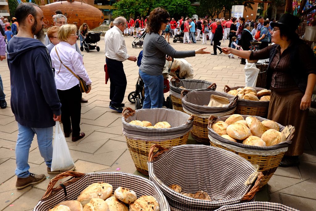 Fiesta Mayor de Nou Barris. Puesto de pan en el mercado de productos artesanales