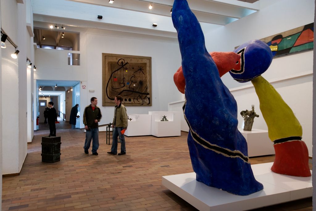 Sales de la Fundació Joan Miró amb obres de l'exposició permanent