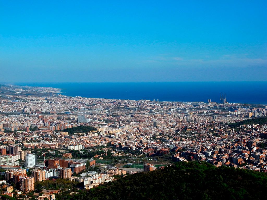 Vista panorámica de Barcelona desde Collserola con vistas sobre el litoral al norte del Fòrum
