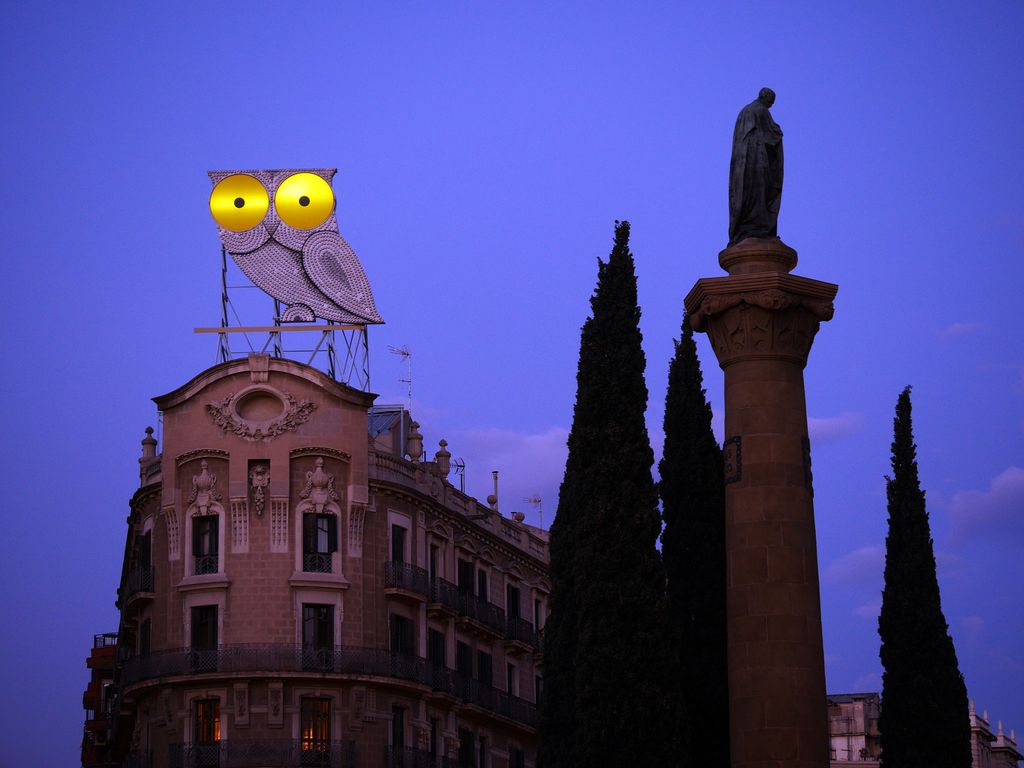 Rètol lluminós d'El Mussol a la plaça de Mossèn Jacint Verdaguer. Mossèn Cinto Verdaguer (escultura)