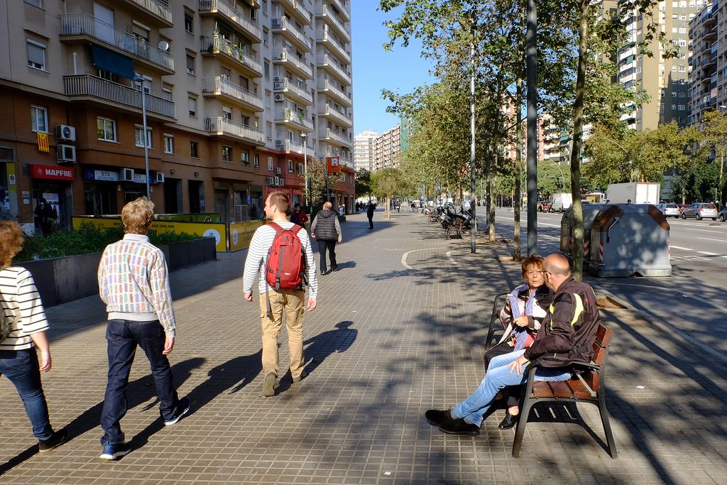 Avinguda Meridiana, tram entre el carrer de Felip II i la plaça de la Tolerància. Bancs