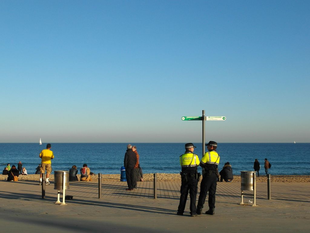 Guàrdia Urbana a la platja de Sant Sebastià