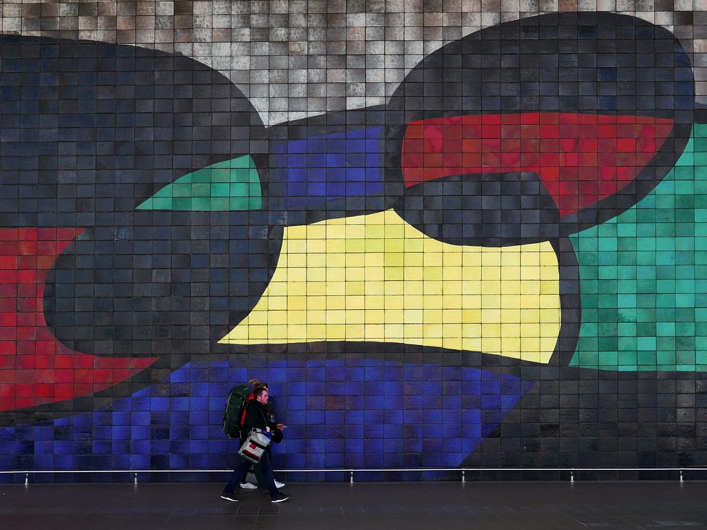 Mural de rajoles ceràmiques de Joan Miró a la Terminal 2 de l'aeroport