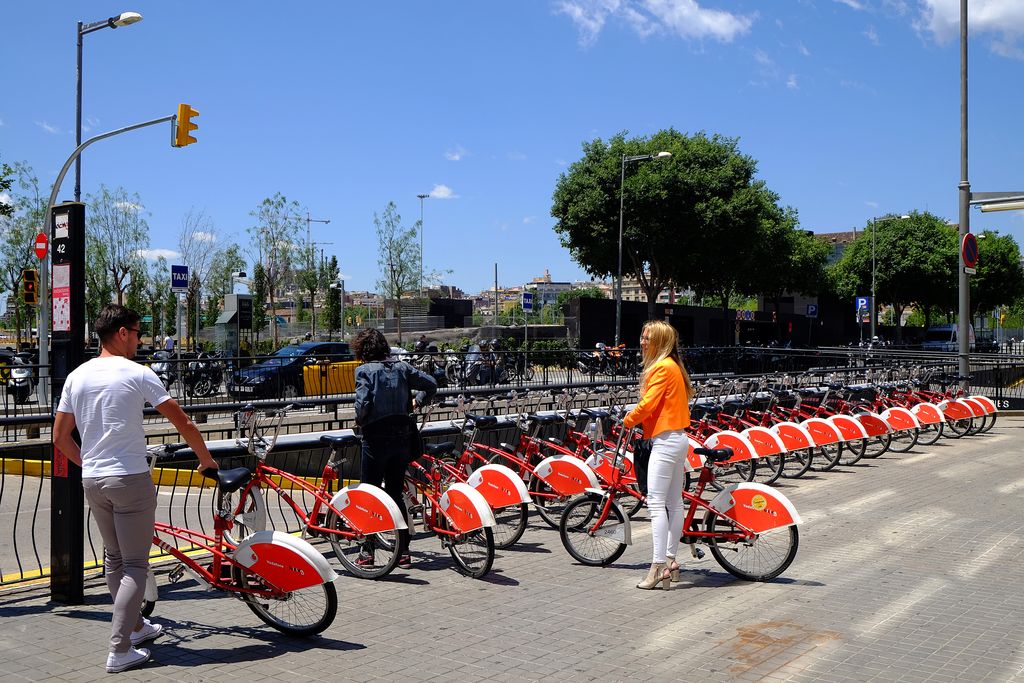 Plaça de les Glòries Catalanes. Estació del Bicing