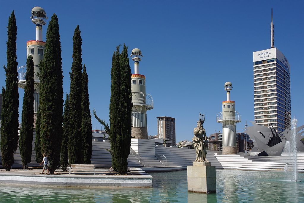 Parc de l'Espanya Industrial. Neptú (escultura) al llac