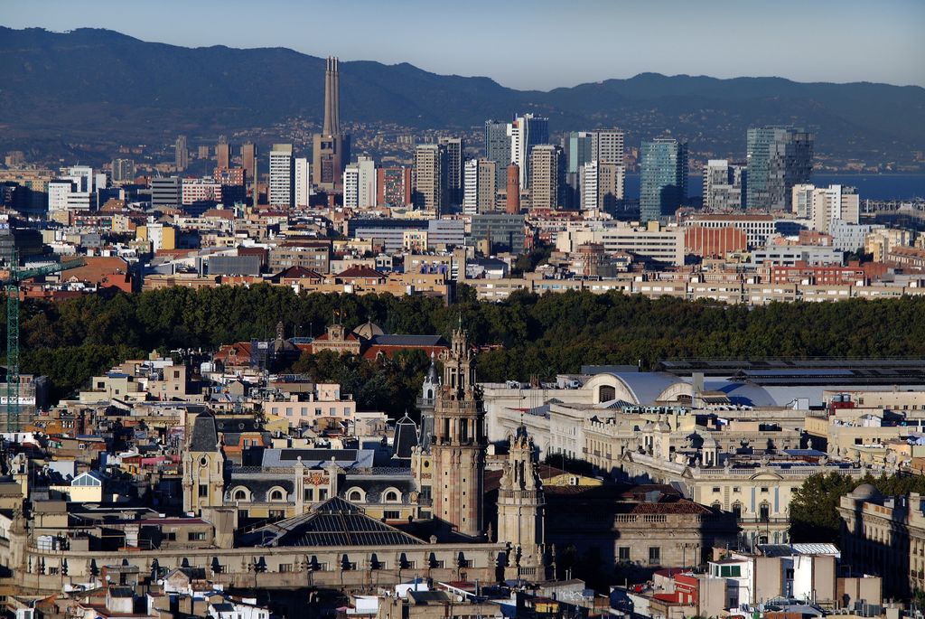 Vista parcial de Barcelona amb el barri de Sant Pere, Santa Caterina i la Ribera a primer terme i Sant Martí al fons