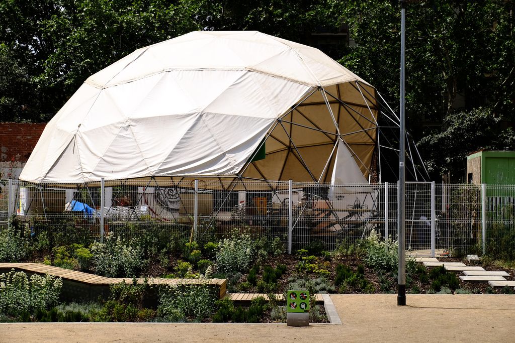 Jardins d'Emma de Barcelona. Cobert amb estructura en forma de cúpula