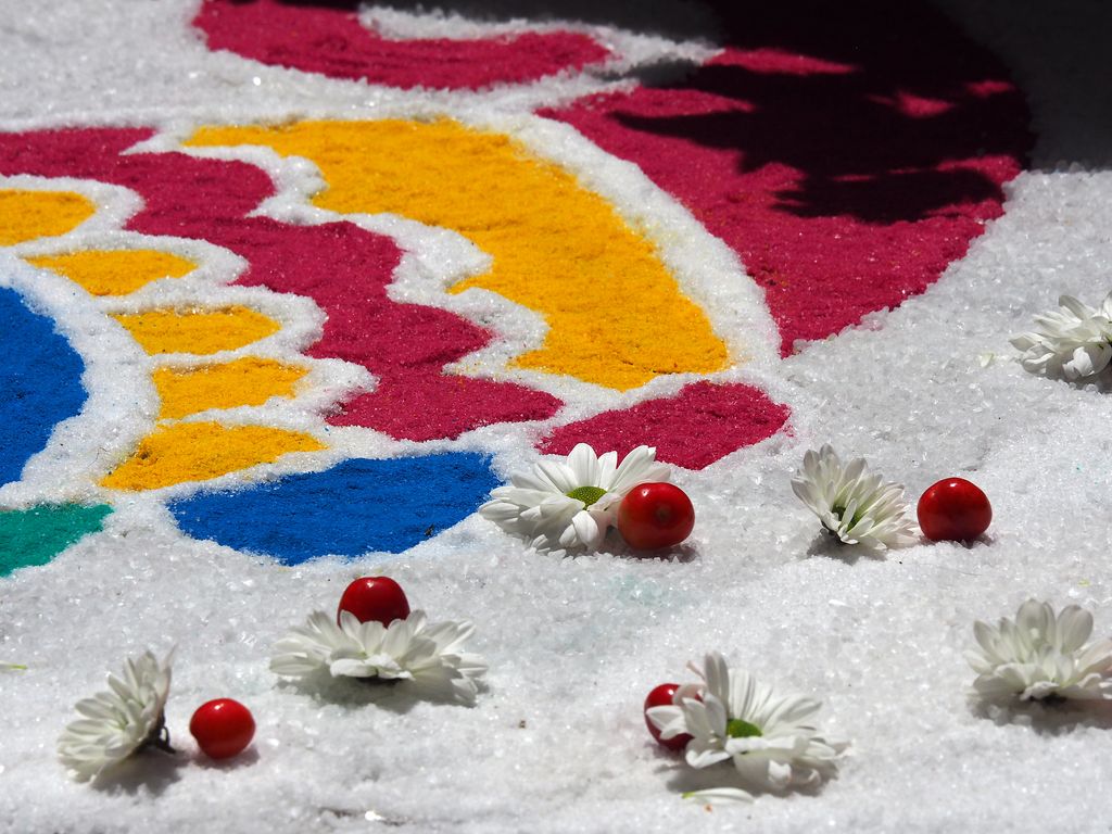 L'ou com balla als jardins de Rubió i Lluch. Catifes de flors